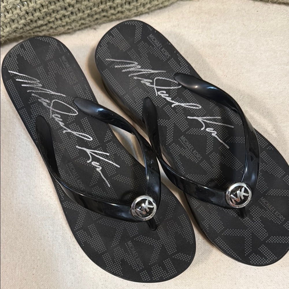 BNWOT Michael Kors flip flops - Size 6